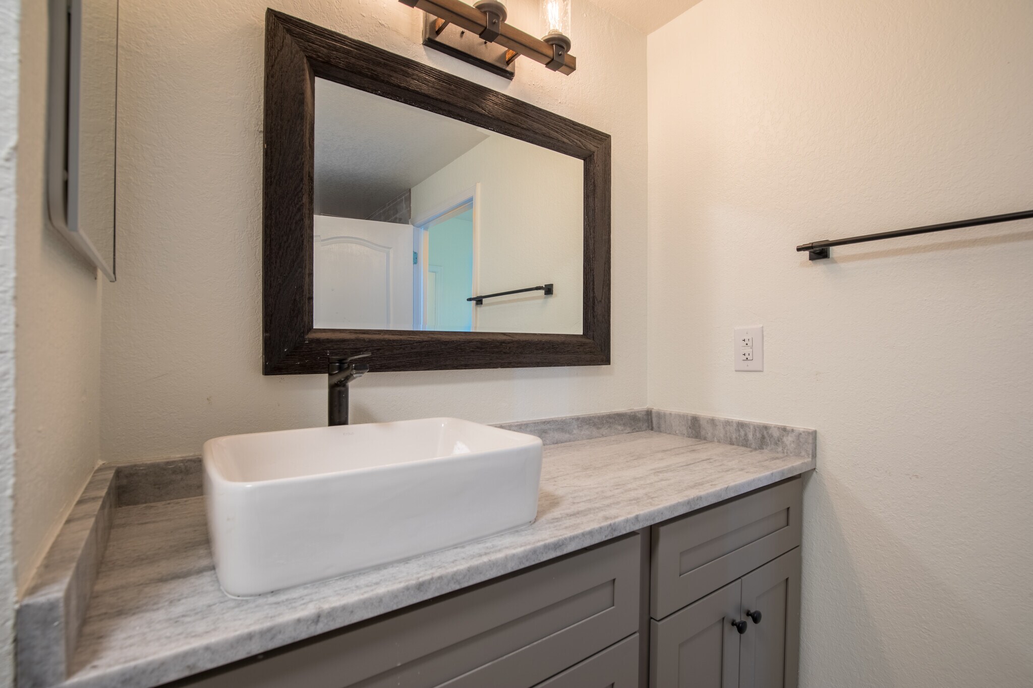 Building Photo - 4142 Central Sarasota Pky