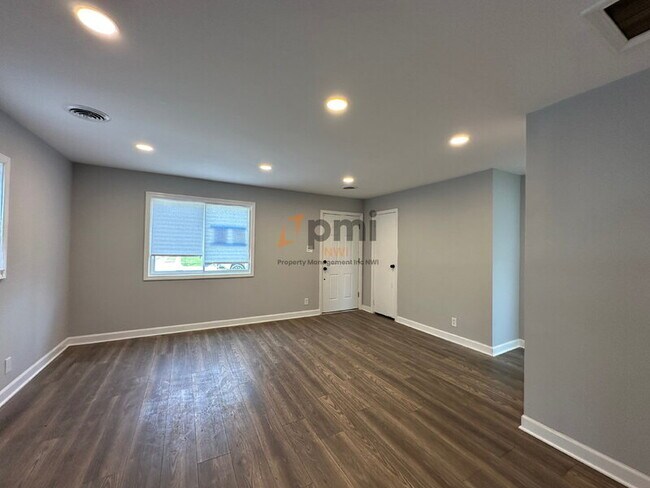 Building Photo - 2015 Central Dr