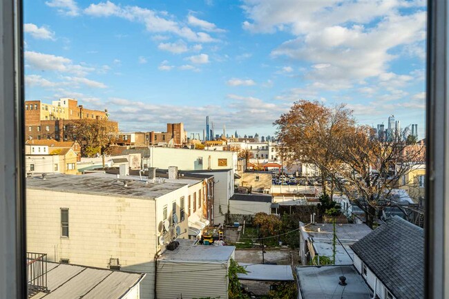 Building Photo - 541 42nd St