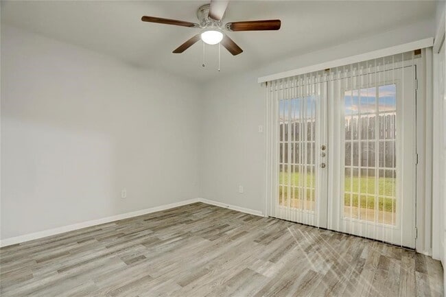 Building Photo - 1901 Bahama Dr