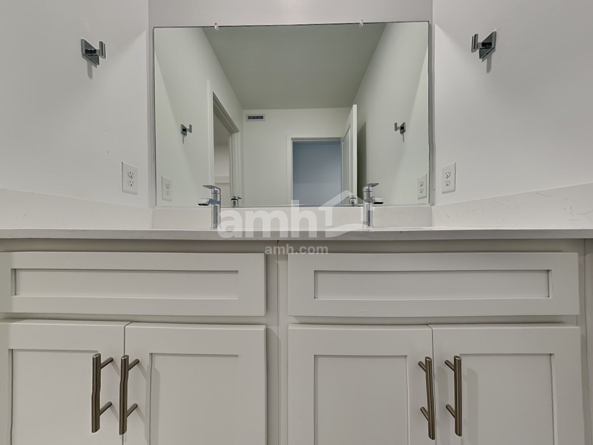 Building Photo - 9658 N Avenida Lucena