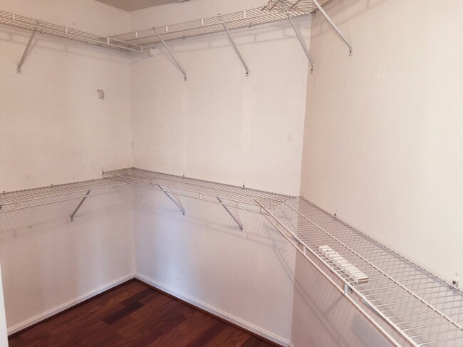 Building Photo - Exceptional End-Unit Townhome with Expansi...