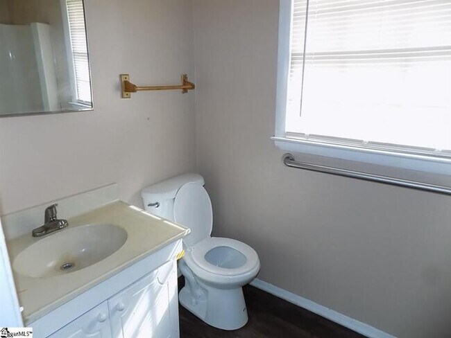 Building Photo - 3 bedroom in Greenville SC 29611