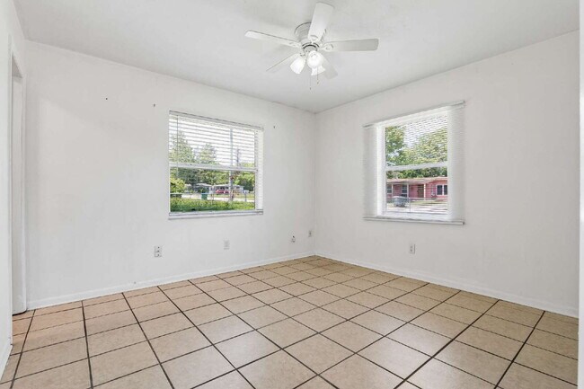 Building Photo - Charming 2-Bed Oasis on Providence Blvd – Cozy Living in Deltona!