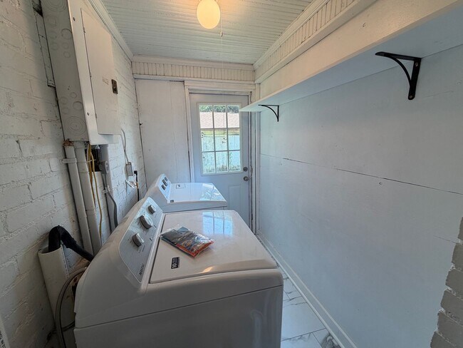 Building Photo - Swannanoa - Newly Renovated Beacon Village Cottage