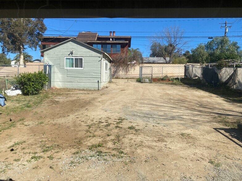 Building Photo - 1009 W Heald Ave