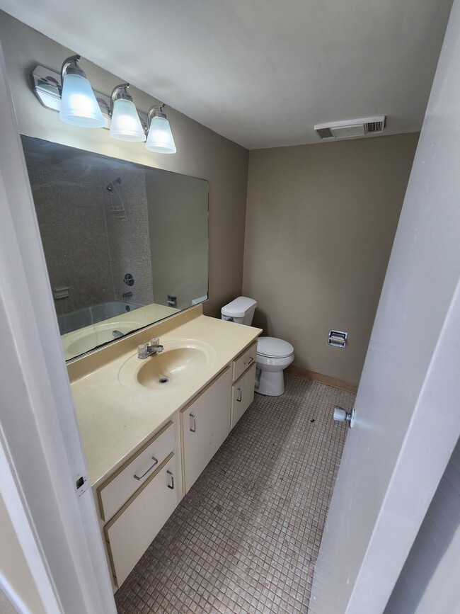 Building Photo - Large Nice and Clean 1BR/1.5BA with Great Layout  in Prime Inverrary Location (Rent includes wate...