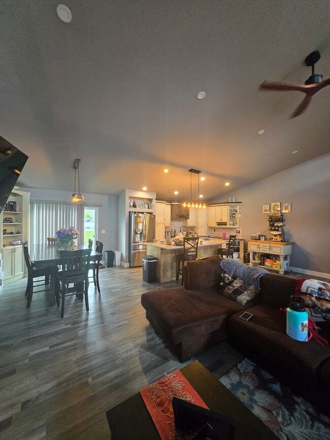 Building Photo - 3 Bedroom 2 Bath with Garage in Mossyrock