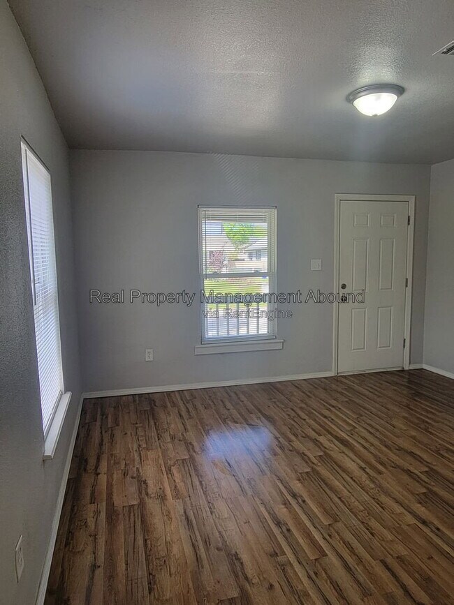 Building Photo - 727 S Olympia Ave