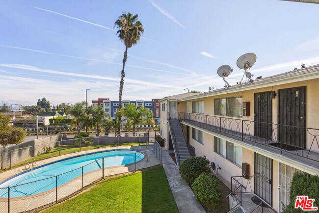 Building Photo - 5117 Crenshaw Blvd