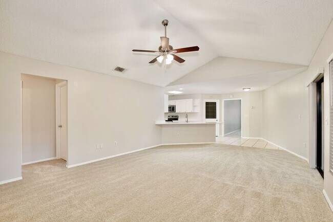 Building Photo - Spacious 4/3 Home with a Fenced Backyard and a 2 Car Garage in Hollowbrook - Winter Springs!