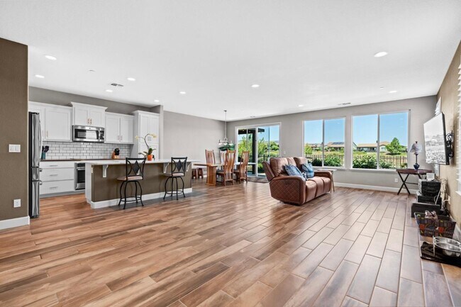 Building Photo - 377 Silver Ridge Dr