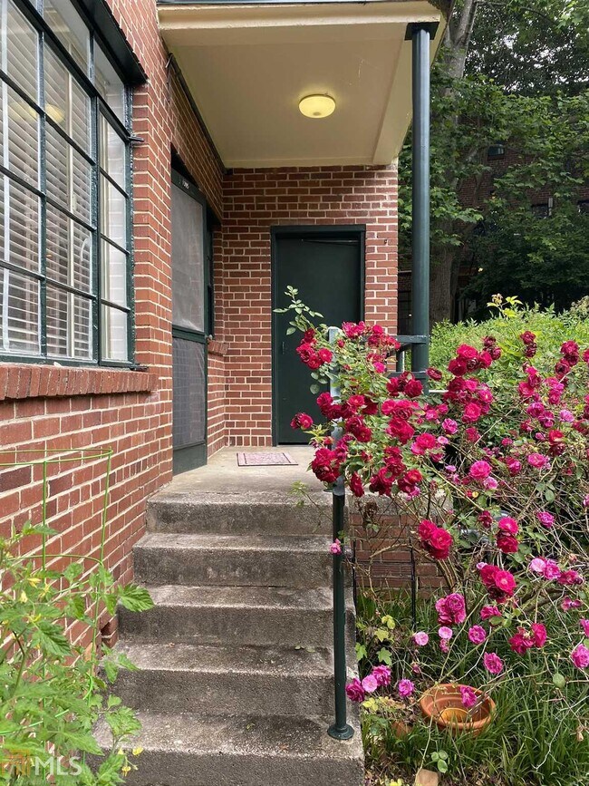 Building Photo - 1395 Normandy Dr NE