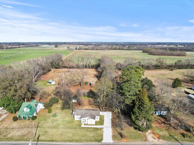 Building Photo - Great Home Near Tanner High School!