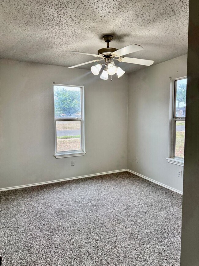 Building Photo - Adorable 2/1/1 Near Marsha Sharp!