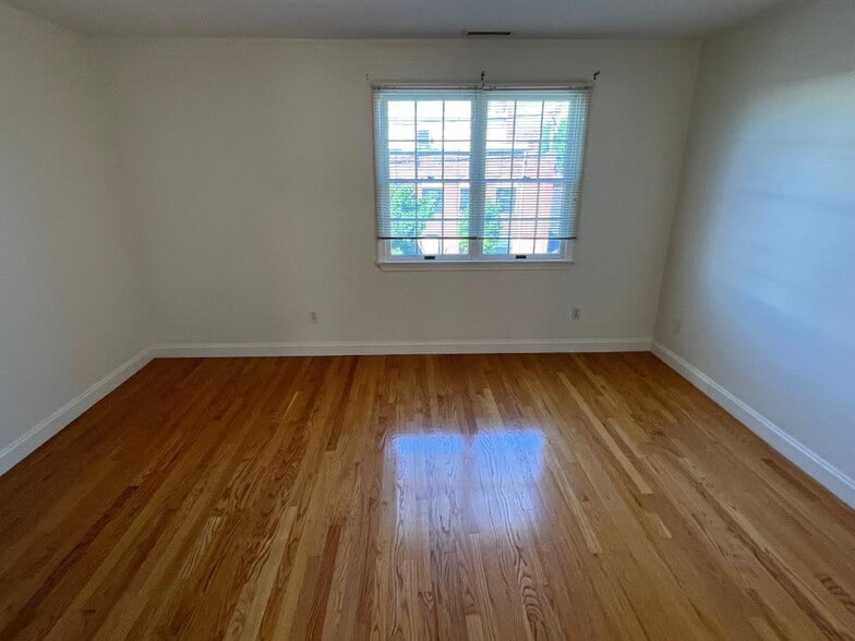 Building Photo - 86 Chapel St