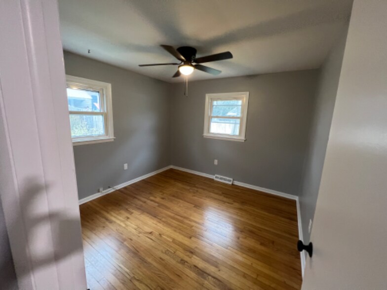Building Photo - 615 Sunny Ln