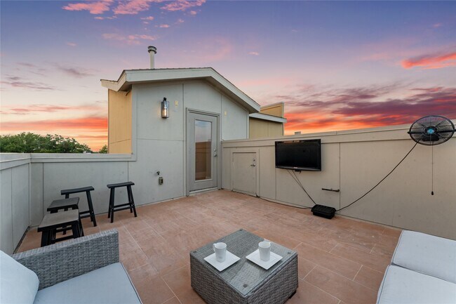 Building Photo - 3802 Lovejoy St