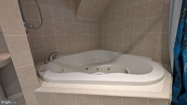 Building Photo - 605 Shirley Manor Rd