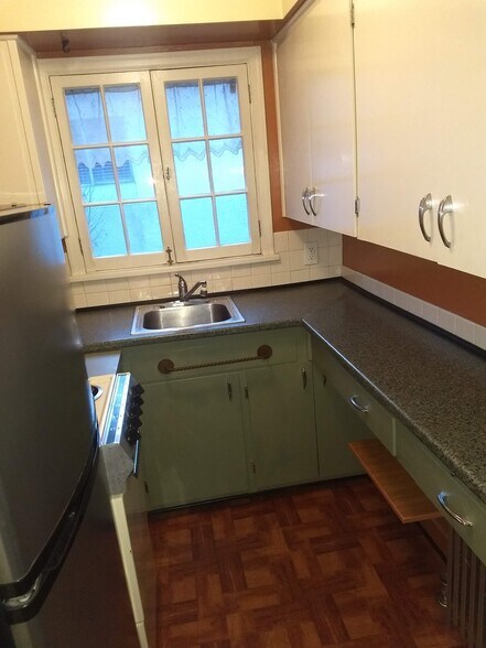 Kitchen - 1740 W Riverside Ave