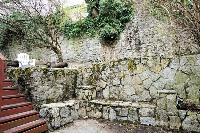 Building Photo - 4 Bed/2 bath UC Rental On Victor + Parking Only $675/person ($2700/mo)!