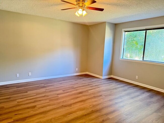 Building Photo - Bellevue! 2 Bedroom / 2 Bath House w/ Loft...