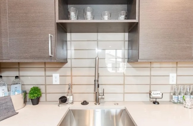 Building Photo - 1 bedroom condo, located steps from all of...