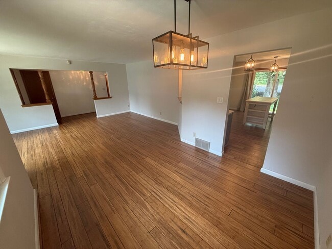 Building Photo - Updated 3BR Home in Prime Wauwatosa Locati...