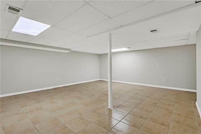 Building Photo - 4899 Raven Way NE