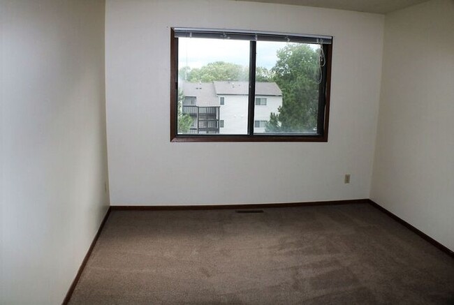 Building Photo - $1,395 | 2 Bedroom + Bonus Room, 1.5 Bathr...