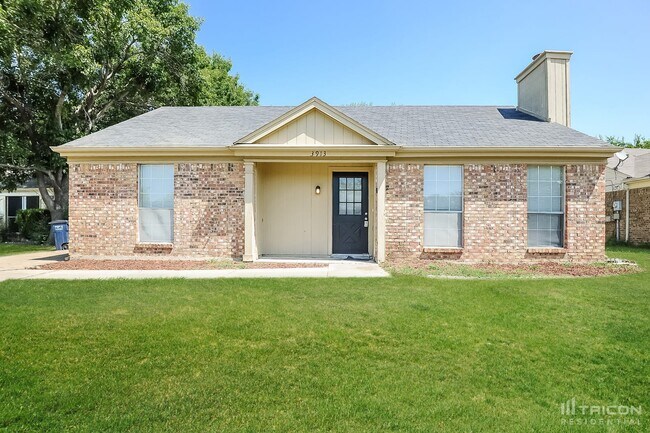 Primary Photo - 3913 Big Leaf Ln