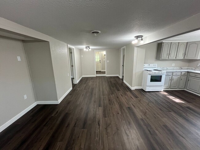 Building Photo - Completely remodeled 3 Bedroom home in Irma!