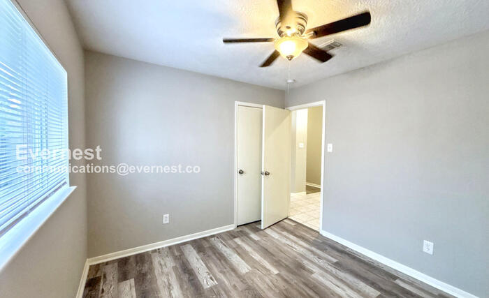 Building Photo - 9926 Goldenglade Dr