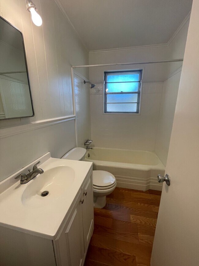 Building Photo - Large 4 Bedroom Home in Southern Hills