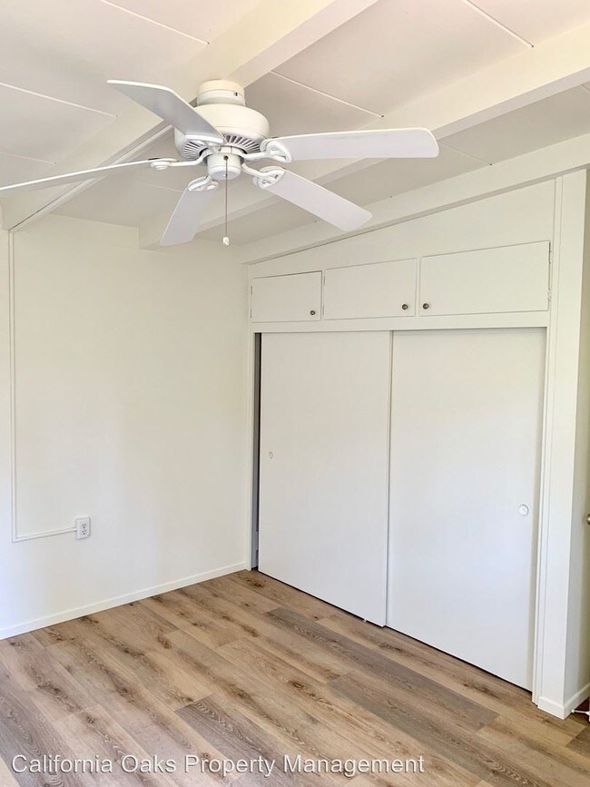 Building Photo - 409 E Oak St