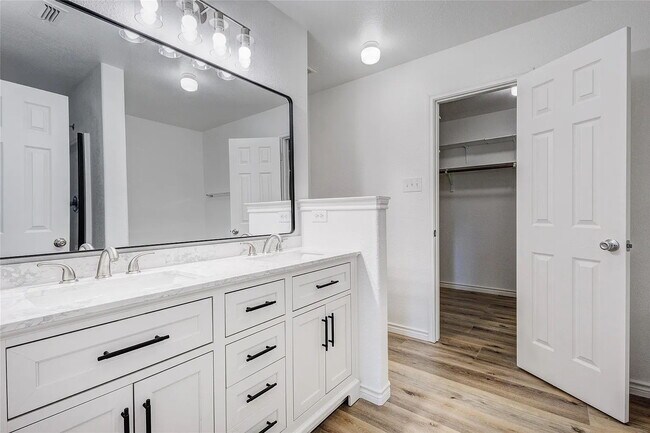 Building Photo - 5 Bedroom, 2.5 baths 2 story home in Wylie, TX