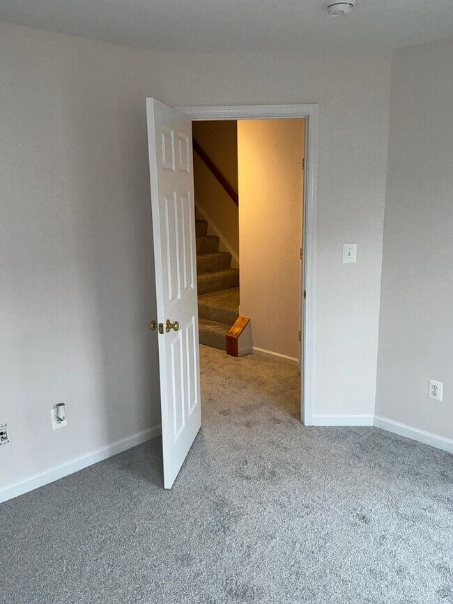 Building Photo - Beautiful 4BR 4.5BA 4 level townhome with 2 car attached garage located in the Fallsgrove Community