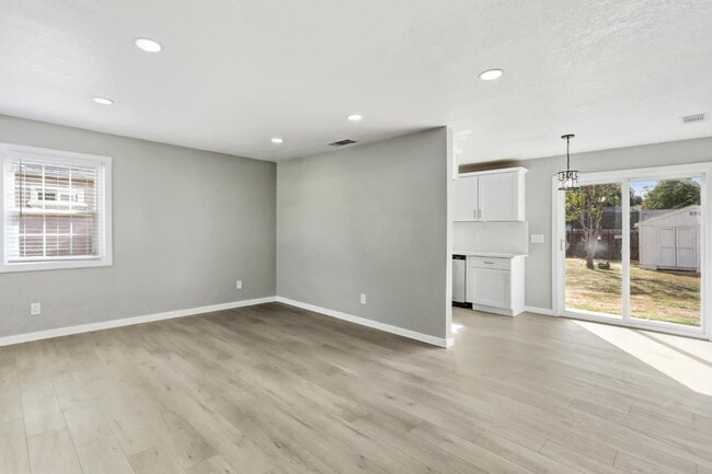 Building Photo - 1704 Nogales St