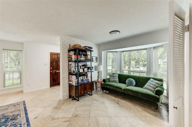 Building Photo - 13050 Trail Hollow Dr
