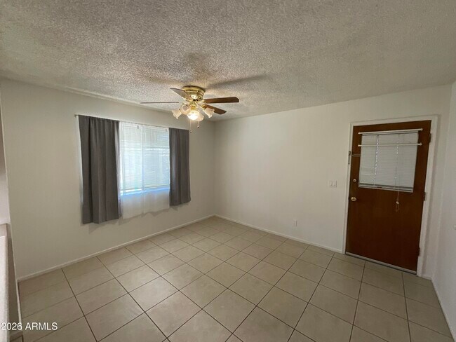 Building Photo - 247 E 7th Dr