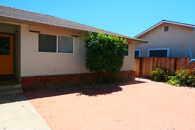 Building Photo - 4 bedroom 2 bath! Forced air, hardwood flo...