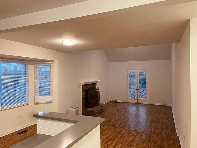 Building Photo - Raleigh Townhouse on Kentwood Park w/ fenced yard