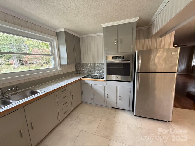 Building Photo - 317 Dakota St