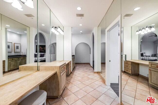 Building Photo - 4063 Benedict Canyon Dr