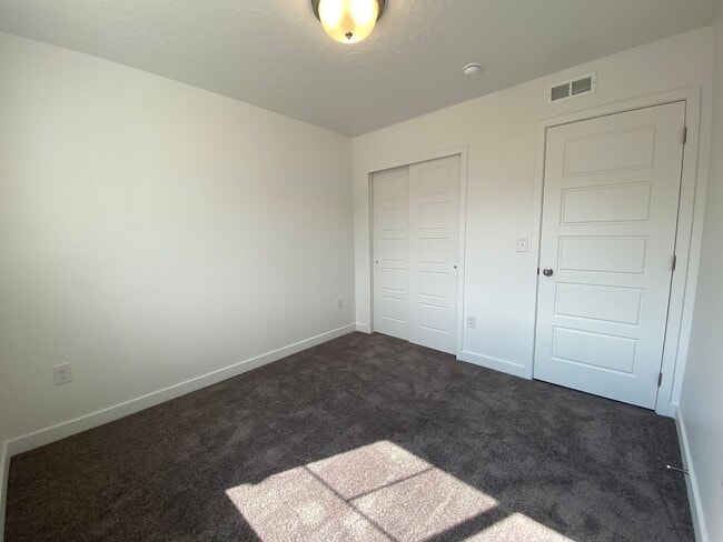 Building Photo - 3 Bd/2.5 Bathroom Townhome in Lehi