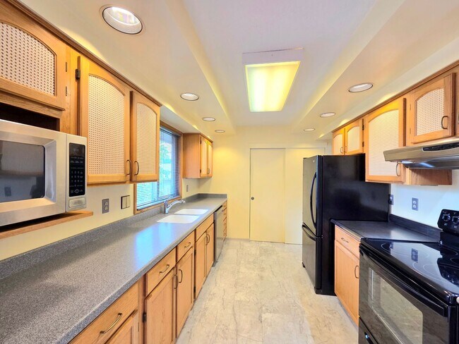 Building Photo - ** Oversized 4-Bedroom House w/ 2-Car Garage, & Fenced Backyard in a great Wenatchee Neighborhood!
