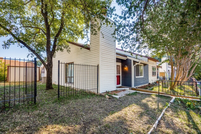 Building Photo - 511 Post Oak Ln