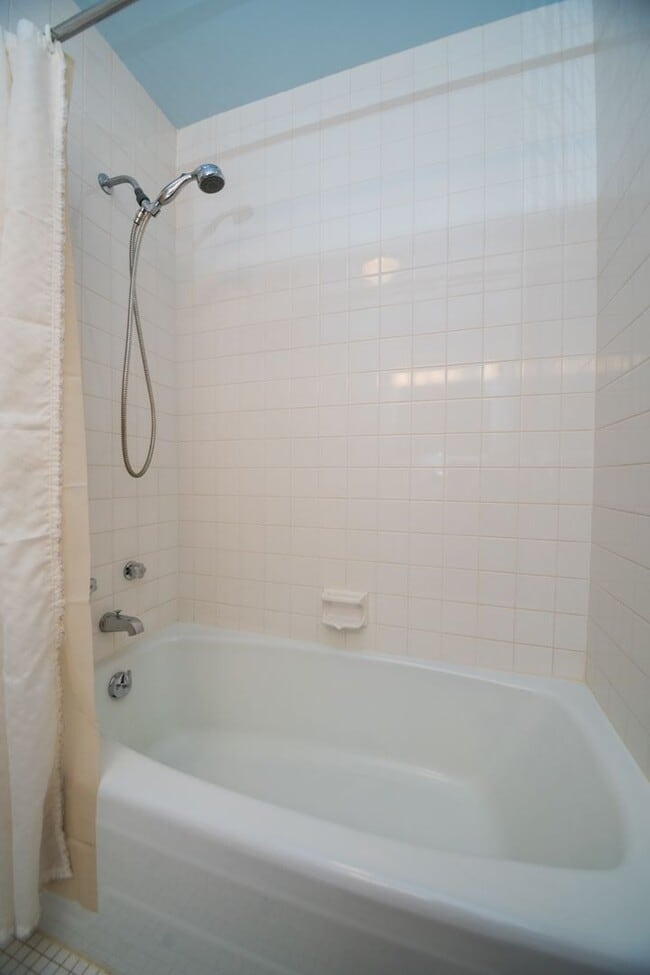 Building Photo - 3 bed 2 bath home in Valparaiso