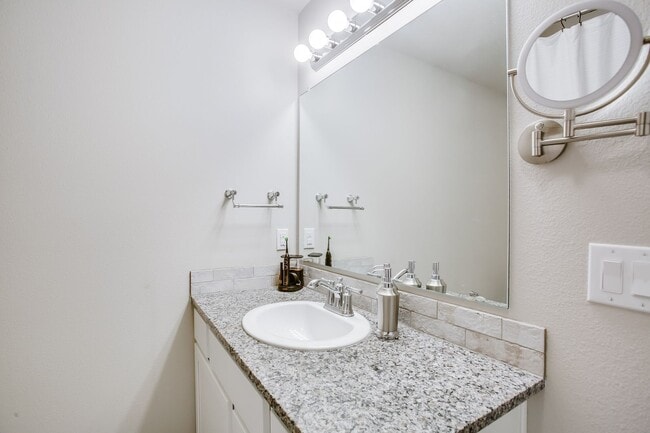 Building Photo - Available Now! 3/2/2 in Bell Farms!
