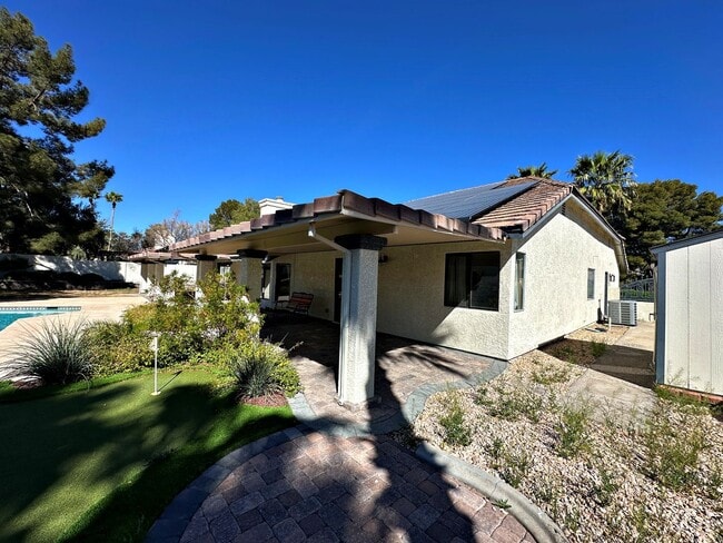 Building Photo - Green Valley Luxury Single Story: Pool, Putting Green, & 4 Bedrooms